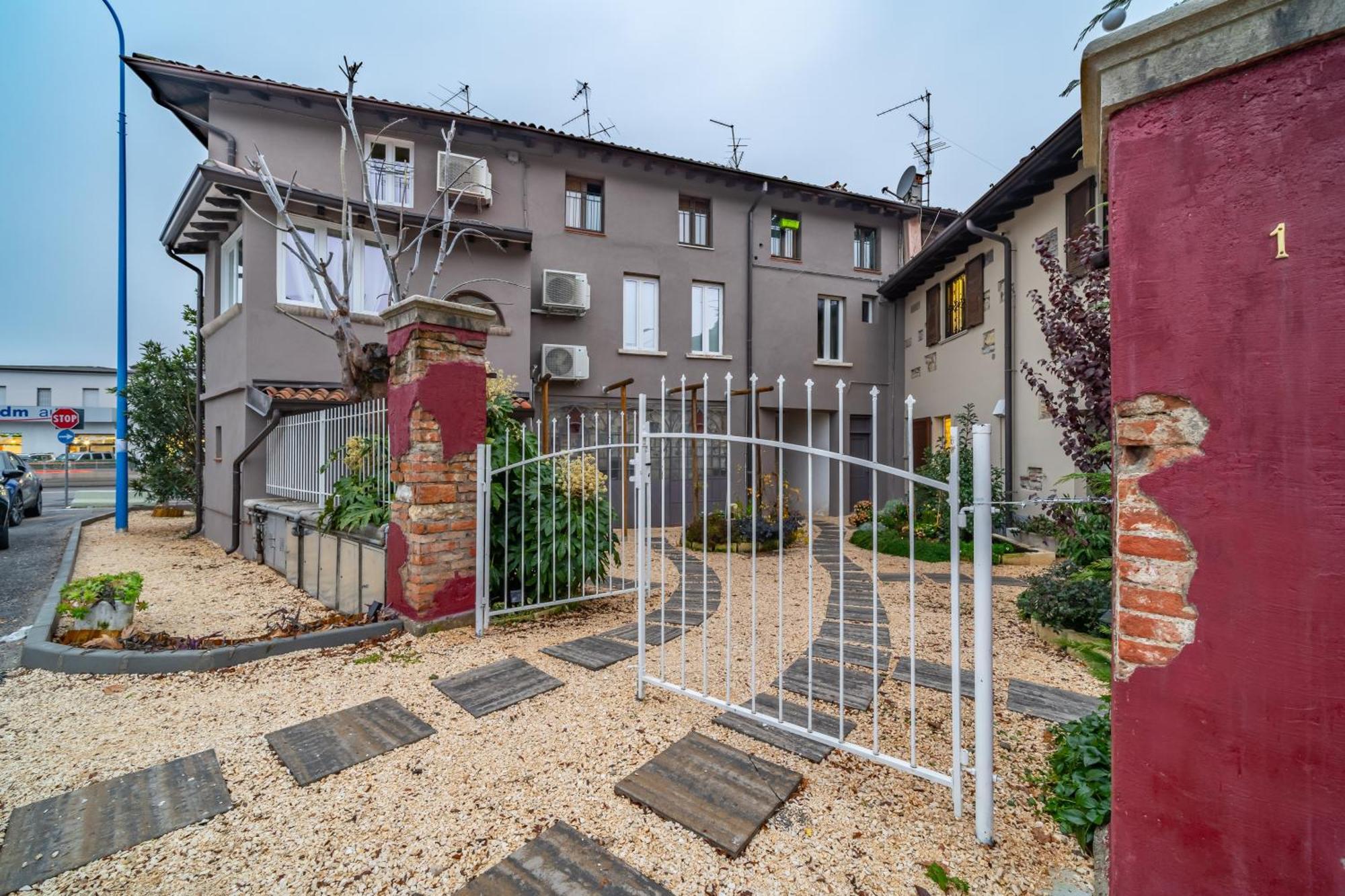 Апартаменты Cascina Conicchio - Metro Station - By Host4U Брешия Экстерьер фото