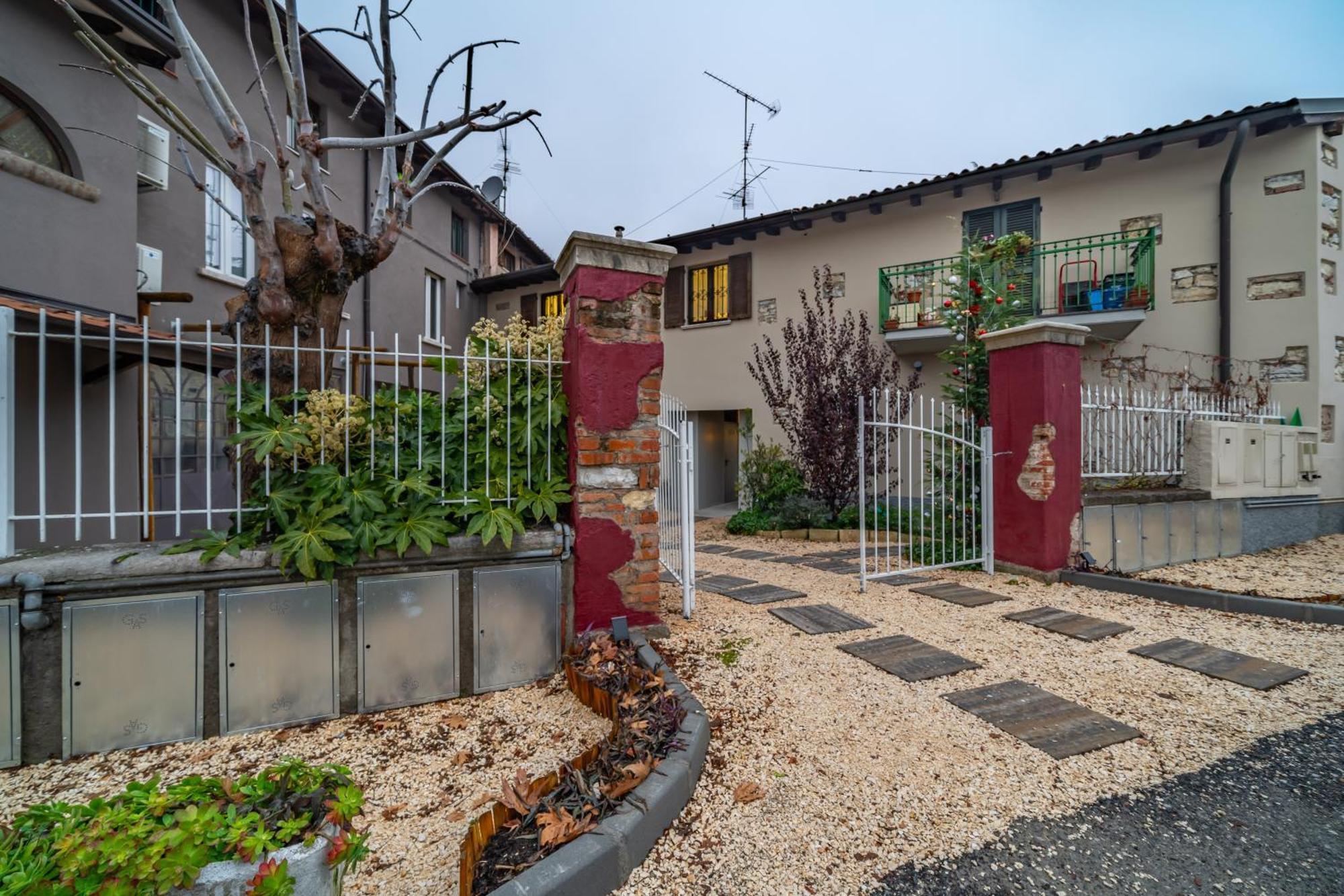 Апартаменты Cascina Conicchio - Metro Station - By Host4U Брешия Экстерьер фото